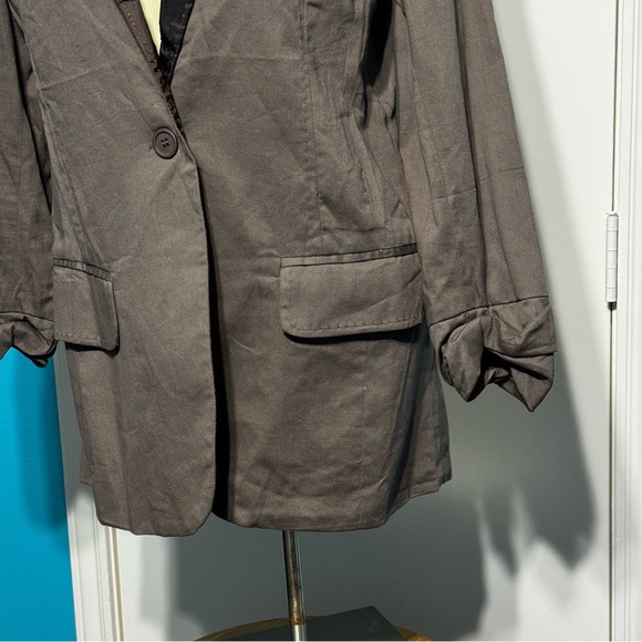 Alythea Brown Blazer with Relaxed Fit and Notched Lapel Gathered Cuffs Large NWT - Picture 4 of 14